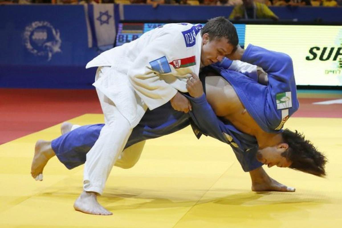 Belarus's Yahor Varapayeu (white) competes against Switzerland's Ciril Grossklaus during their men's under 90kg weight category competition in the European Judo Championships in the Israeli coastal city of Tel Aviv on April 28, 2018.  JACK GUEZ / AFP