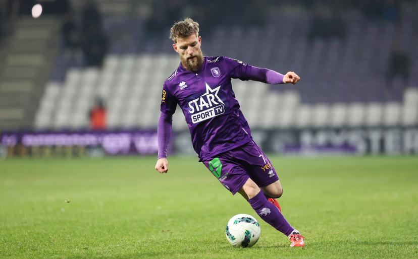 Beerschot's Tom Reyners pictured in action during a soccer game between K. Beerschot V.A. and Sporting Charleroi, Sunday 09 February 2025 in Antwerp, on day 25 of the 2024-2025 season of the "Jupiler Pro League" first division of the Belgian championship. BELGA PHOTO VIRGINIE LEFOUR