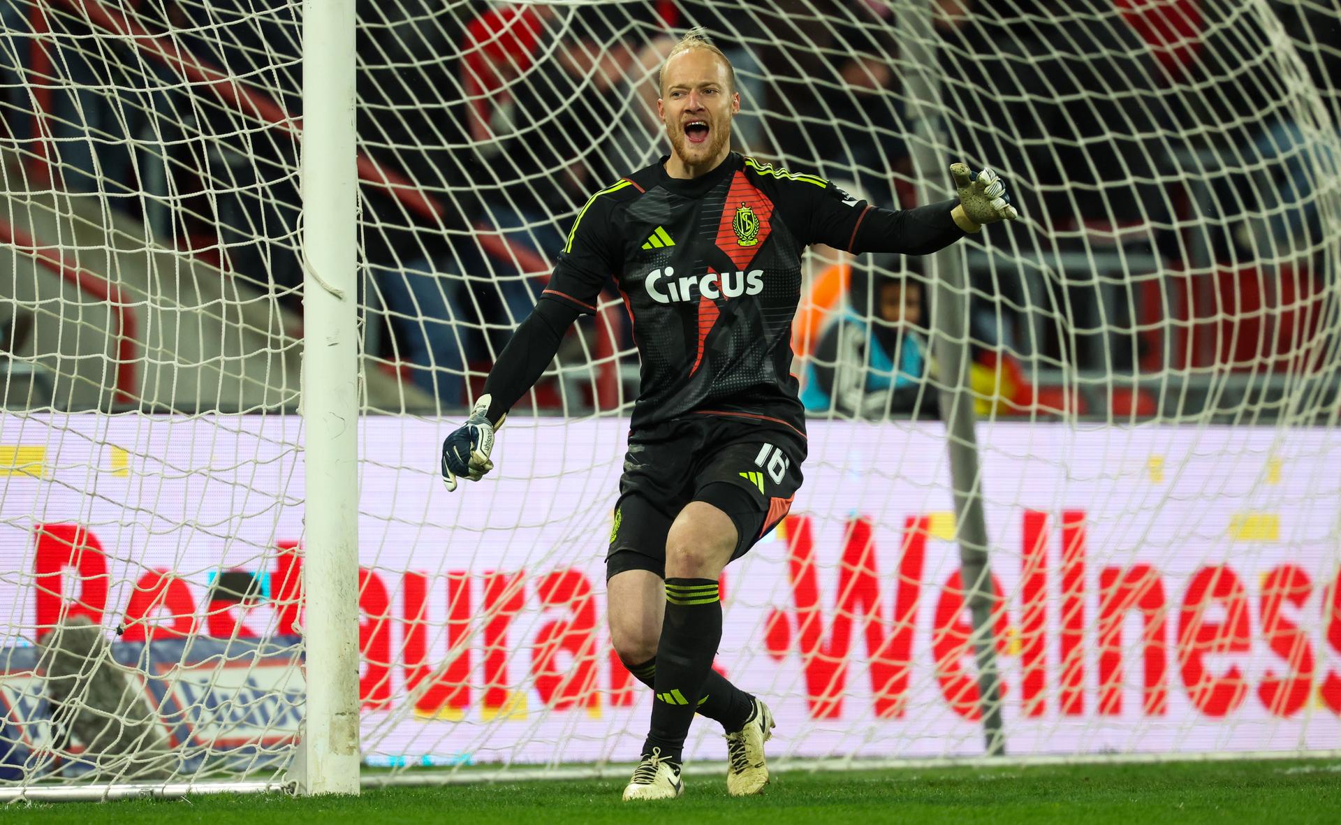 Standard's goalkeeper Arnaud Bodart pictured in action during a soccer match between Standard de Liege and Cercle Brugge, Saturday 23 November 2024 in Liege, on day 15 of the 2024-2025 season of the 'Jupiler Pro League' first division of the Belgian championship. BELGA PHOTO VIRGINIE LEFOUR