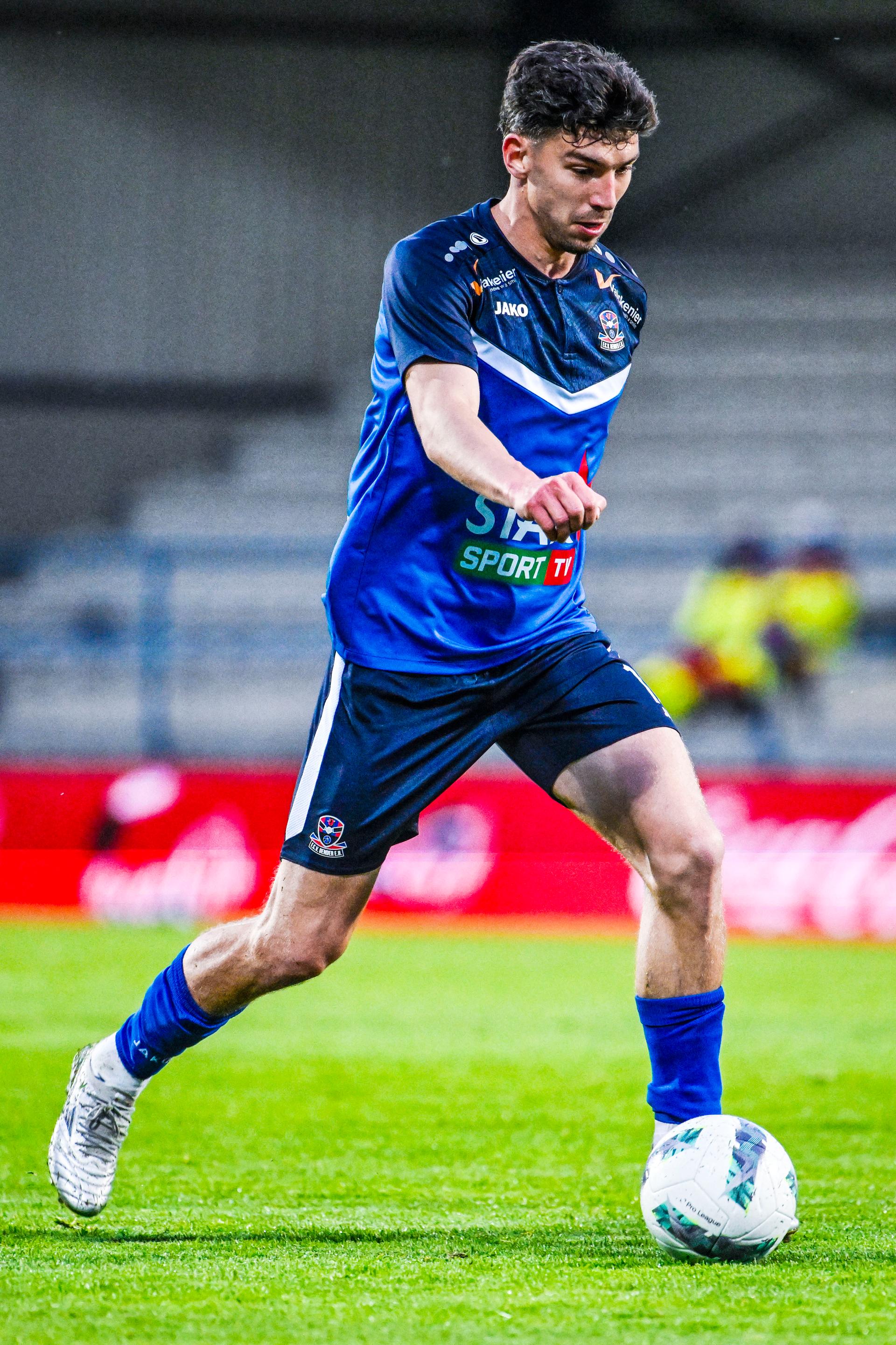 Dender's Lennard Hens pictured in action during a soccer match between FCV Dender EH and Sporting Charleroi, Tuesday 22 April 2025 in Denderleeuw, on day 5 (out of 10) of the Europe Play-offs of the 2024-2025 'Jupiler Pro League' first division of the Belgian championship. BELGA PHOTO TOM GOYVAERTS