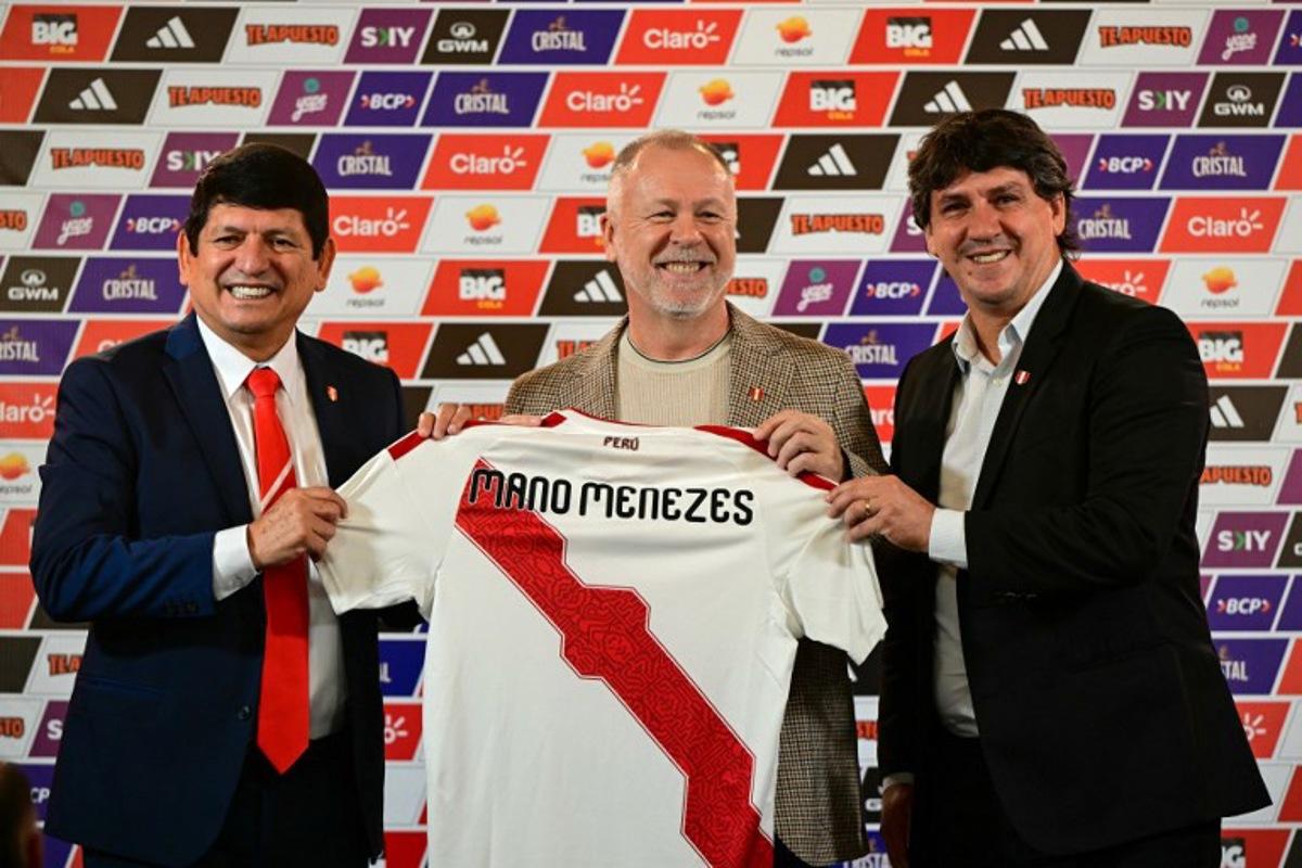 Peruvian Football Federation president Agustin Lozano (L), Brazilian coach Mano Menezes (C), and Chief Football officer Jean Ferrari (R) pose for a photo during Menezes' presentation as new head coach of Peru's national team in Lima on January 29, 2026.  Ernesto BENAVIDES / AFP
