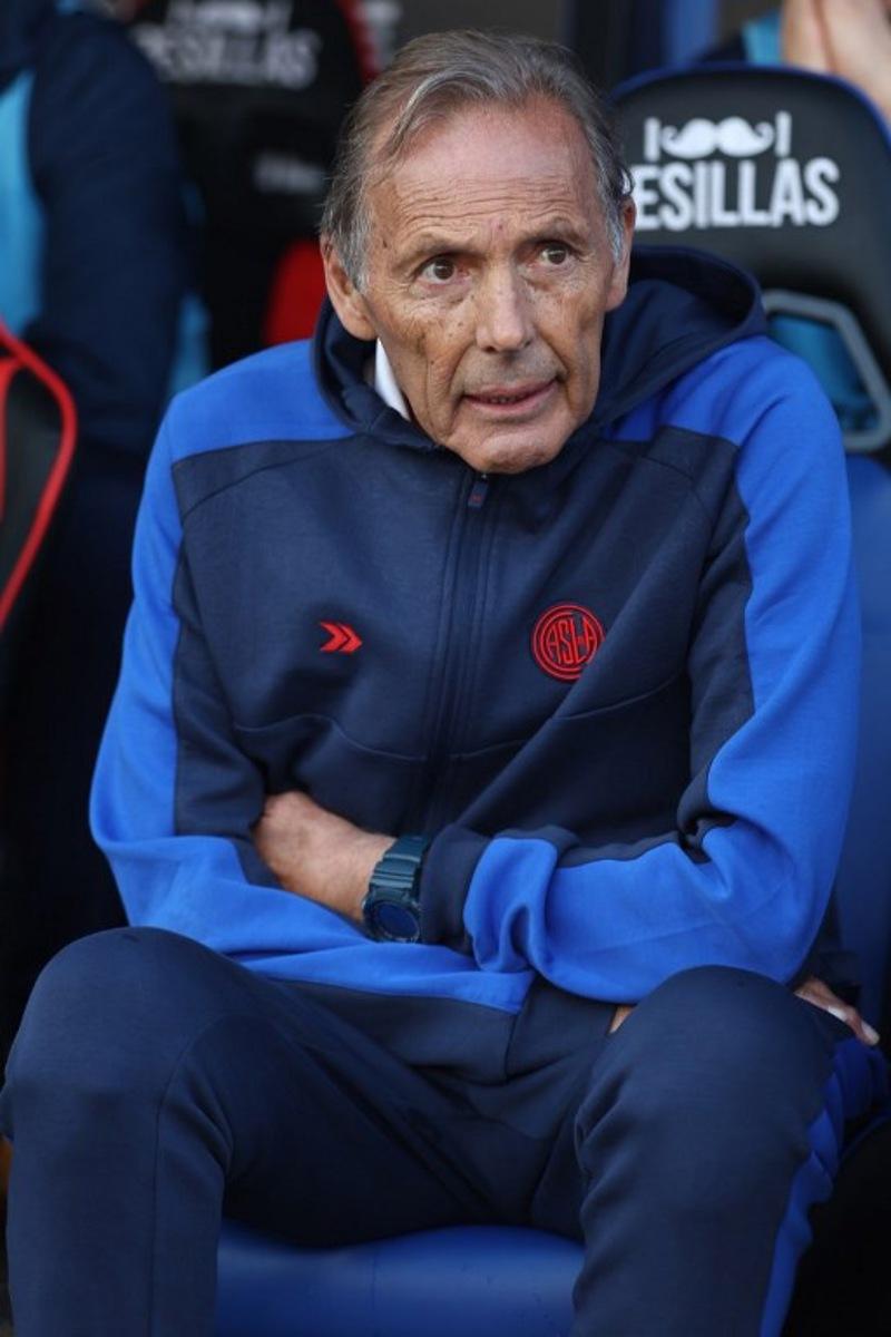 San Lorenzo's head coach Miguel Angel Russo gestures during the Argentine Professional Football League 2025 Apertura Tournament semi-final match between San Lorenzo and Platense at the Pedro Bidegain stadium in Buenos Aires on May 25, 2025.  ALEJANDRO PAGNI / AFP
