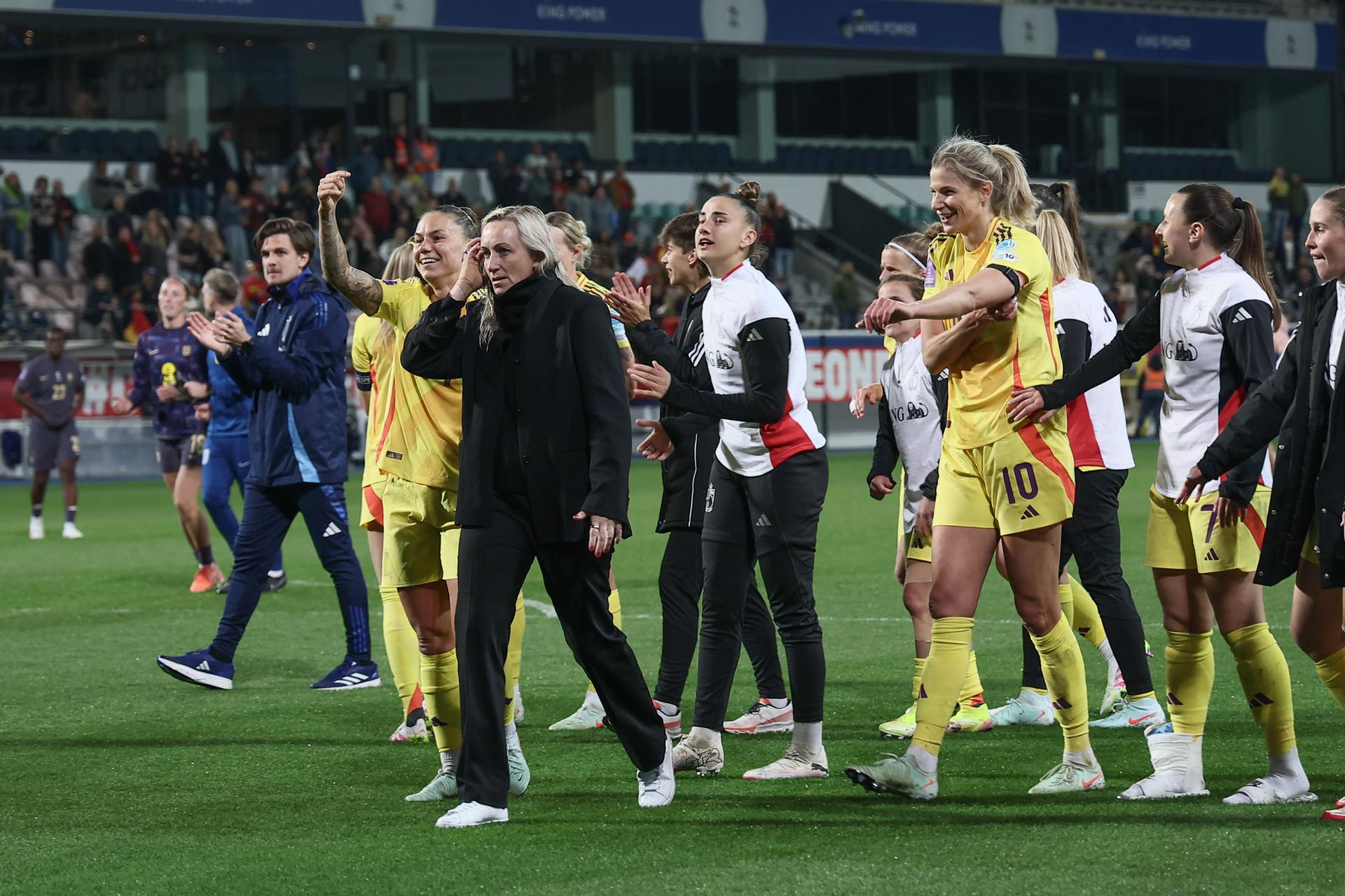 Belgium's players celebrate after winning a soccer game between the national teams of Belgium (Red Flames) and England, on the fourth matchday in group A3 of the 2024-25 Women's Nations League competition, on Tuesday 08 April 2025 in Heverlee, Leuven. BELGA PHOTO BRUNO FAHY