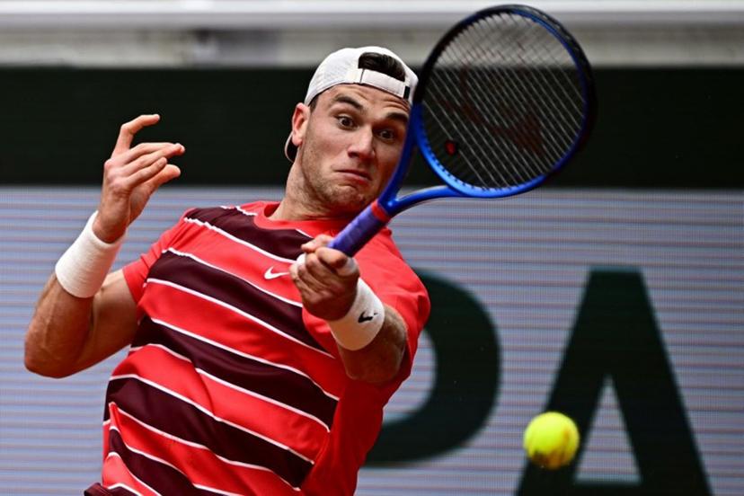Britain's Jack Draper plays a forehand return to Brazil's Joao Fonseca during their men's singles match on day 7 of the French Open tennis tournament on Court Suzanne-Lenglen at the Roland-Garros Complex in Paris on May 31, 2025.  JULIEN DE ROSA / AFP