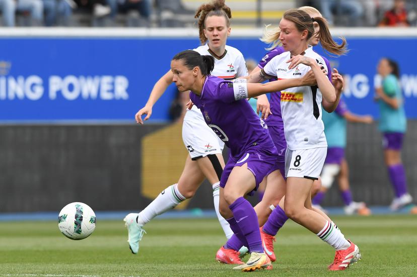 Anderlecht's Stefania Vatafu and OHL Women's Sara Pusztai pictured in action during a soccer match between Oud-Heverlee Leuven and RSCA Women, Saturday 17 May 2025 in Heverlee, on day 6 (out of 6) of the Play-offs of the 2024-2025 'Super League Women' first division of the Belgian championship. BELGA PHOTO JILL DELSAUX