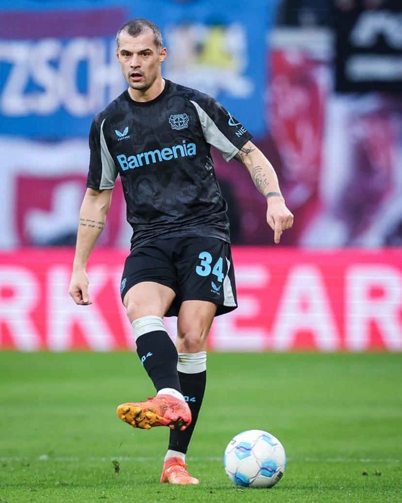 Bayer Leverkusen's Swiss midfielder #34 Granit Xhaka plays the ball during the German first division Bundesliga football match RB Leipzig vs Bayer 04 Leverkusen in Leipzig, eastern Germany on January 25, 2025.   Ronny Hartmann / AFP