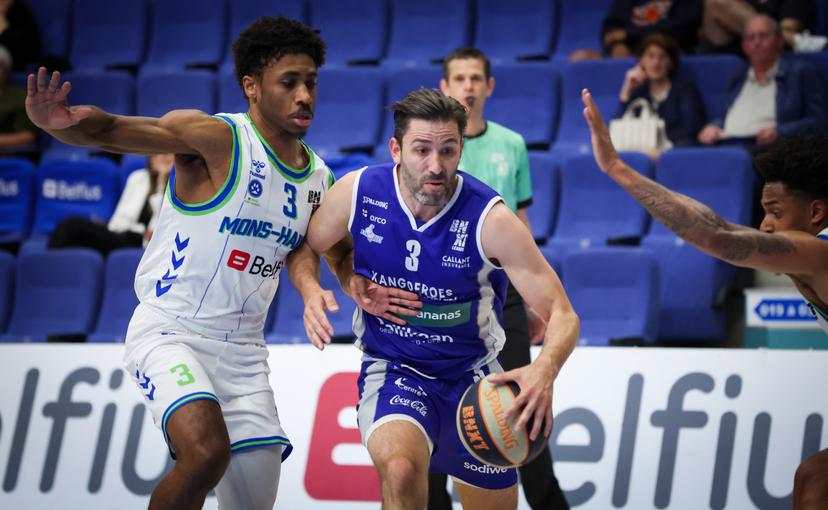 Mons' Marquise Moore and Mechelen's Domien Loubry fight for the ball during a basketball match between Mons-Hainaut and Kangoeroes Mechelen, Thursday 15 May 2025 in Mons, a quarter final game (2nd leg, best-of-3) in the playoffs of the 'BNXT League' Belgian/ Dutch first division basket championship. BELGA PHOTO VIRGINIE LEFOUR