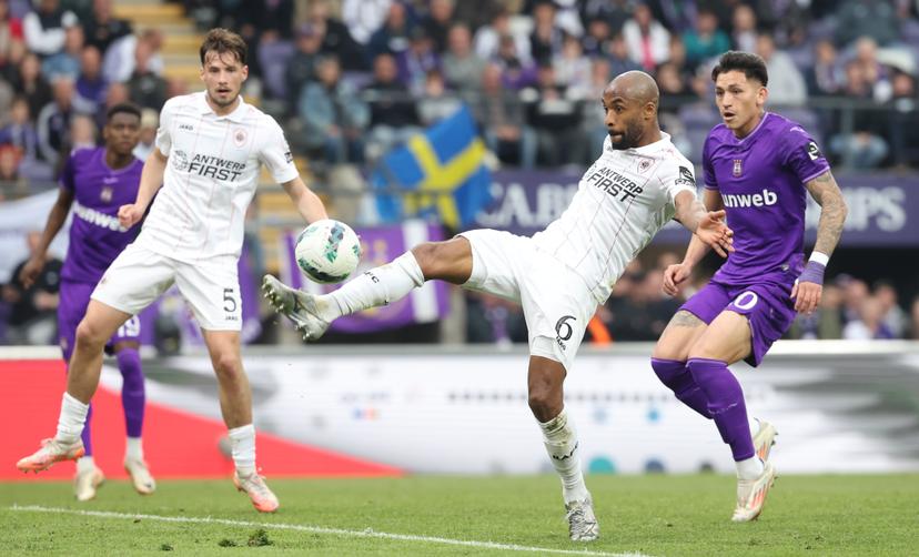 Antwerp's Denis Odoi and Anderlecht's Luis Vazquez fight for the ball during a soccer match between RSC Anderlecht and Royal Antwerp FC, Sunday 20 April 2025 in Brussels, on day 4 (out of 10) of the Champions' Play-offs of the 2024-2025 'Jupiler Pro League' first division of the Belgian championship. BELGA PHOTO VIRGINIE LEFOUR