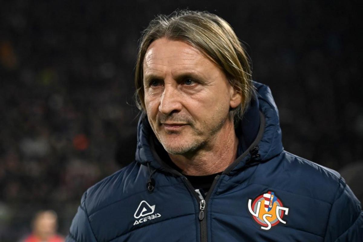 Cremonese's Italian head coach Davide Nicola looks on prior to the Italian Serie A football match between US Cremonese and Inter Milan at the Giovanni Zini Stadium in Cremona, northern Italy, on February 1, 2026. Piero CRUCIATTI / AFP