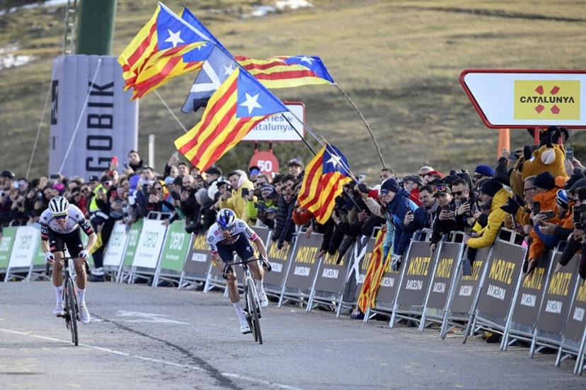 Team UAE's Juan Ayuso (L) and Team Bora's Primoz Roglic sprint to cross the finish line in first and second place respectively during the 3rd stage of the 2025 Volta a Catalunya cycling tour of Catalonia, a 178,3 km race between Viladecans and La Molina, on March 26, 2025.  Josep LAGO / AFP