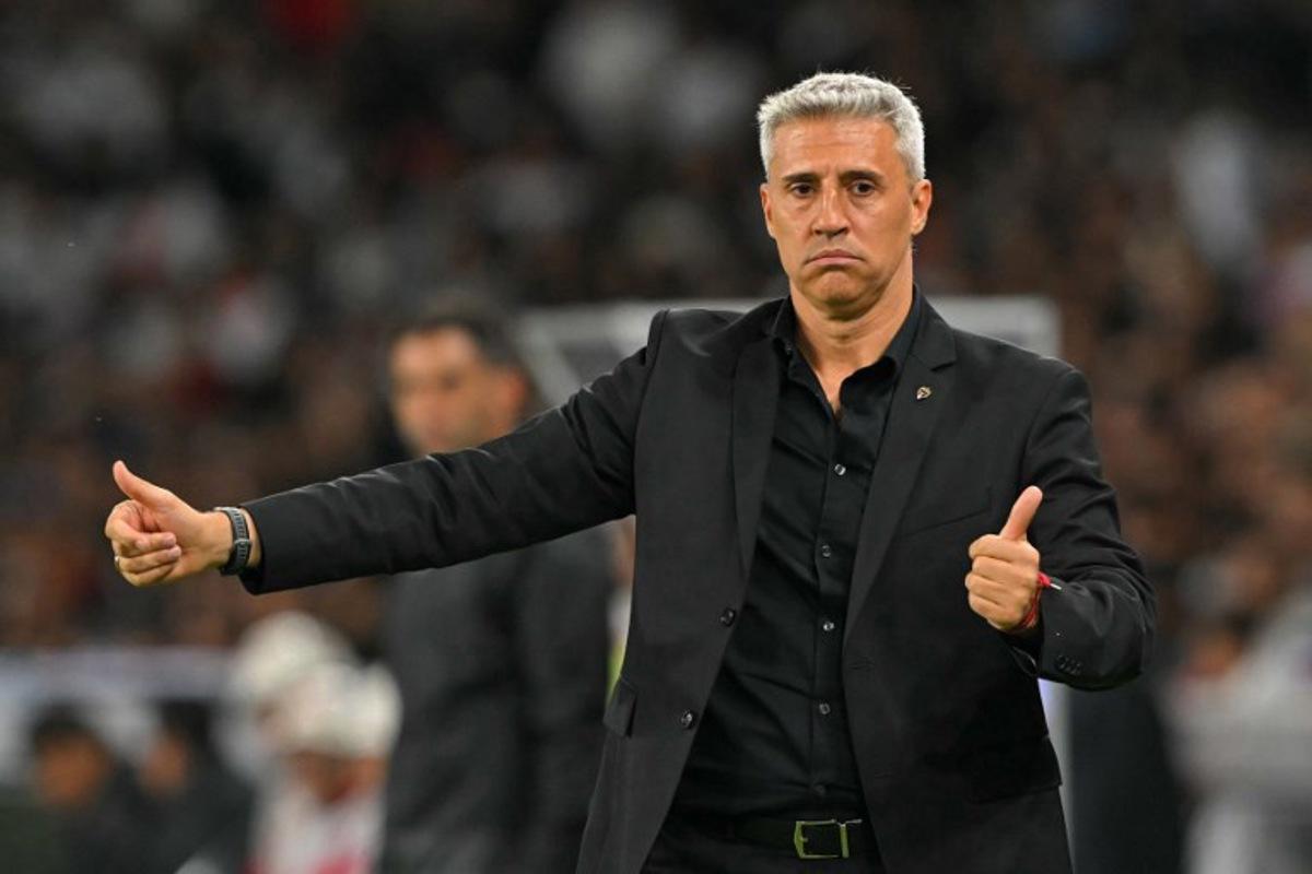 Sao Paulo's Argentine coach Hernan Crespo gestures during the Copa Libertadores quarterfinal first leg football match between Ecuador's Liga de Quito and Brazil's Sao Paulo at the Rodrigo Paz Delgado Stadium in Quito on September 18, 2025.  Rodrigo BUENDIA / AFP