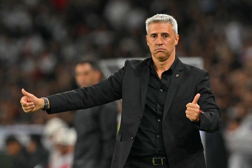 Sao Paulo's Argentine coach Hernan Crespo gestures during the Copa Libertadores quarterfinal first leg football match between Ecuador's Liga de Quito and Brazil's Sao Paulo at the Rodrigo Paz Delgado Stadium in Quito on September 18, 2025.  Rodrigo BUENDIA / AFP