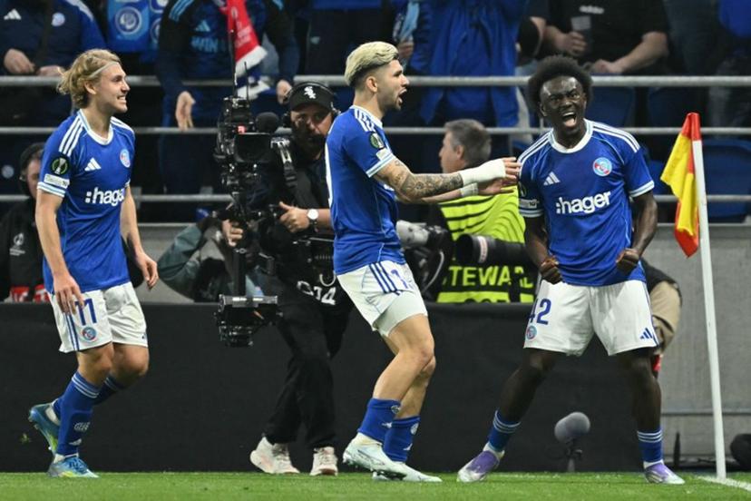 Strasbourg's Ivorian forward #42 Abdoul Ouattara (R) celebrates after scoring Strasbourg's second goal during the UEFA Europa Conference League quarter-final second leg football match between RC Strasbourg Alsace and Mainz 05 at the Stade de La Meinau in Strasbourg, eastern France, on April 16, 2026.  SEBASTIEN BOZON / AFP