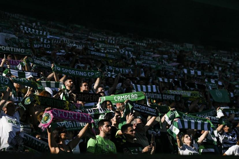 Sporting supporters cheer during the Portuguese League football match between Sporting CP and Vitoria Guimaraes SC at Jose Alvalade stadium in Lisbon, on May 17, 2025.  PATRICIA DE MELO MOREIRA / AFP