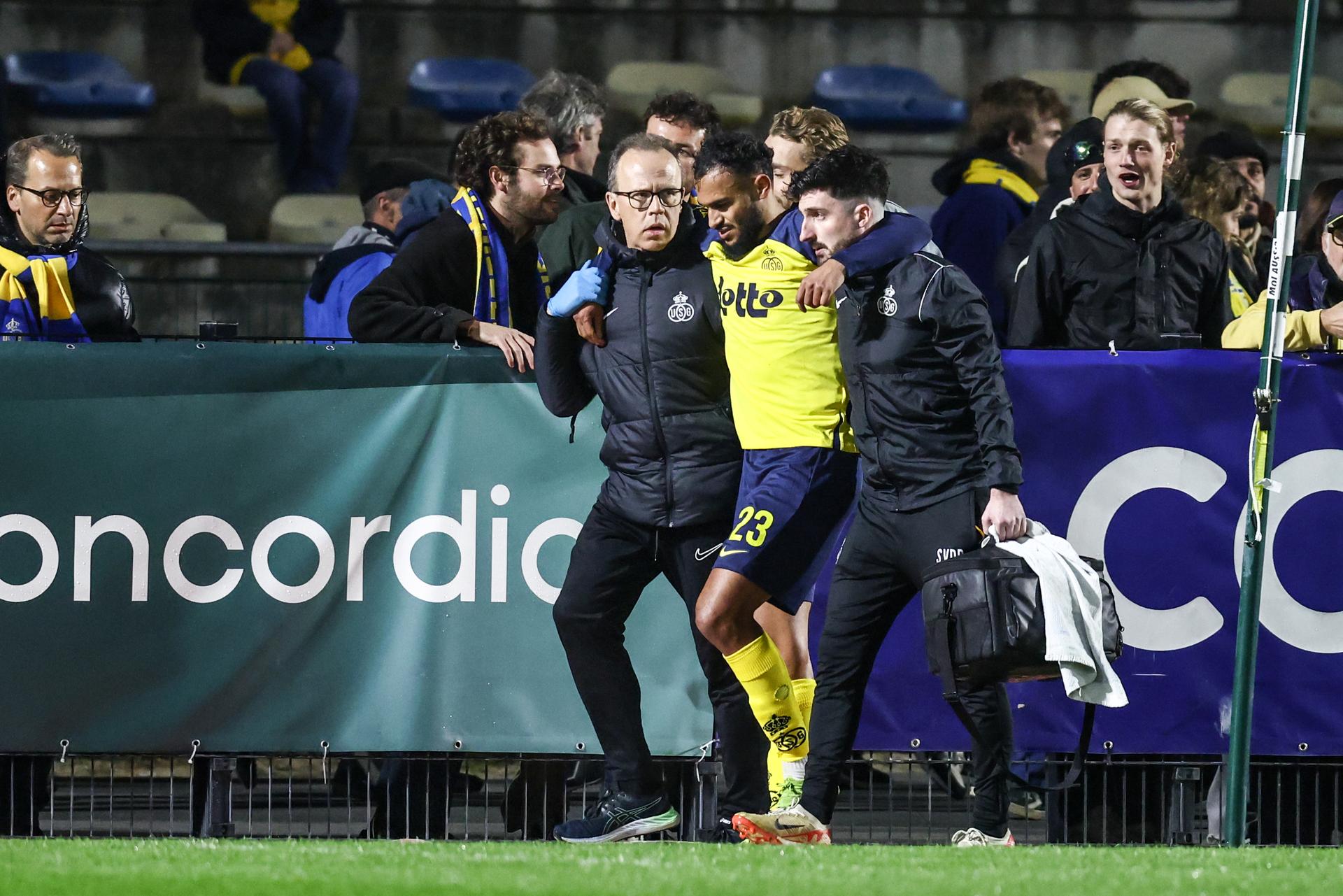 Union's Soufiane Boufal leaves the pitch after being injured during a soccer match between Royale Union Saint-Gilloise and Royal Antwerp FC, Saturday 29 March 2025 in Brussels, on day 1 (out of 10) of the Champions' Play-offs of the 2024-2025 'Jupiler Pro League' first division of the Belgian championship. BELGA PHOTO BRUNO FAHY
