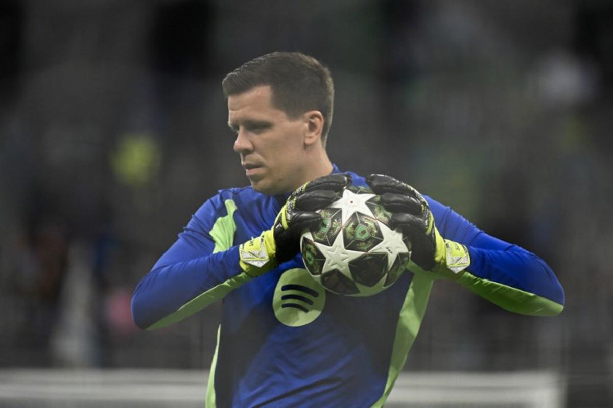 Barcelona's Polish goalkeeper #25 Wojciech Szczesny warms up prior to the start of the UEFA Champions League semi-final second leg football match between Inter Milan and FC Barcelona at the San Siro stadium in Milan on May 6, 2025.  PIERO CRUCIATTI / AFP