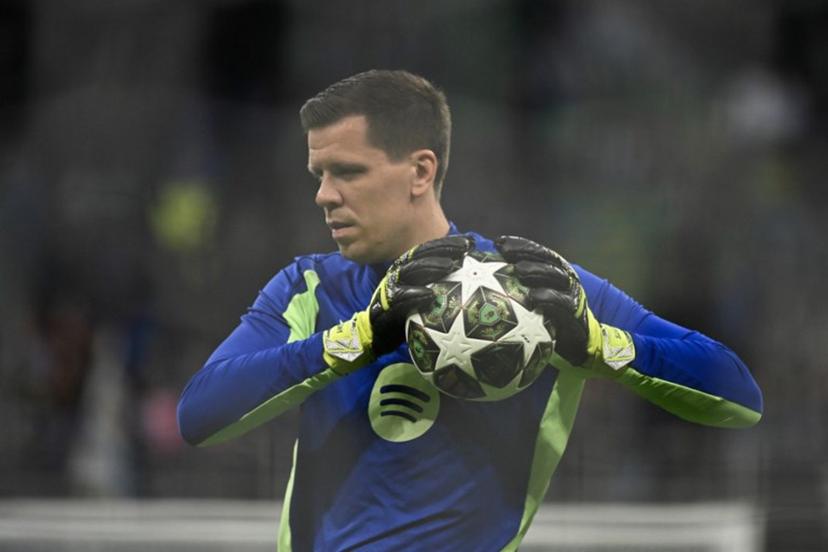 Barcelona's Polish goalkeeper #25 Wojciech Szczesny warms up prior to the start of the UEFA Champions League semi-final second leg football match between Inter Milan and FC Barcelona at the San Siro stadium in Milan on May 6, 2025.  PIERO CRUCIATTI / AFP