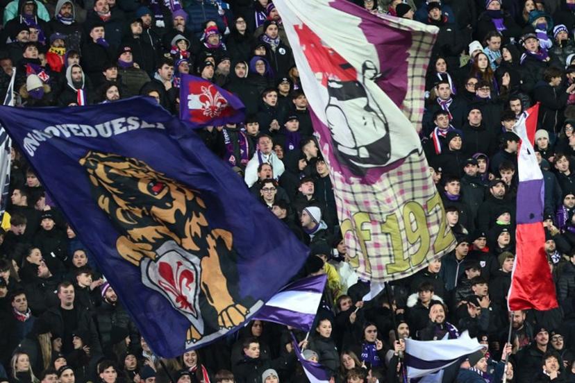 Fiorentina's supporters cheer their team during the Italian Serie A football match between Acf Fiorentina and Juventus at the Artemio-Franchi stadium in Florence, on November 22, 2025.  Alberto PIZZOLI / AFP