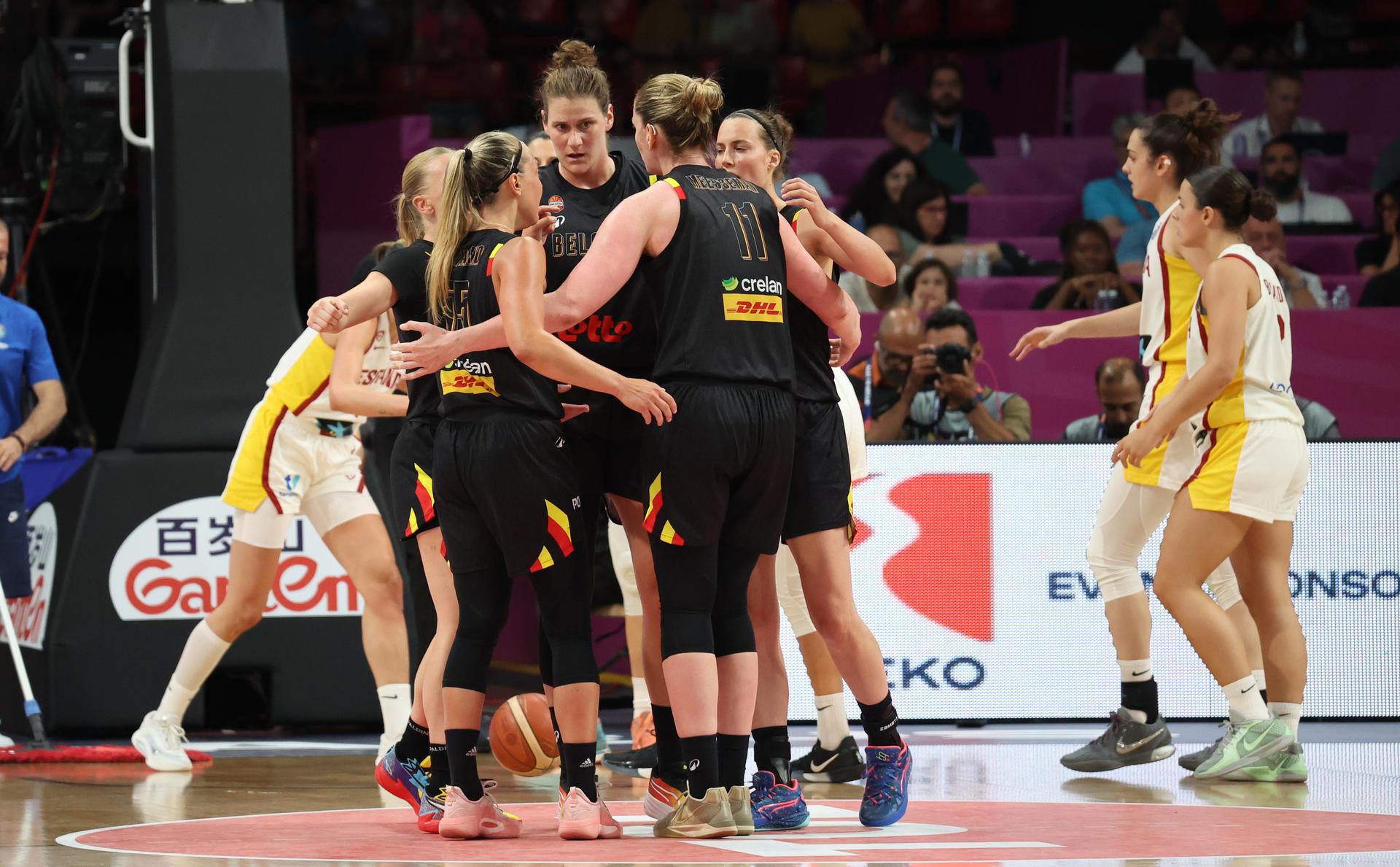 Belgium's Antonia Delaere, Belgium's Julie Allemand, Belgium's Kyara Linskens, Belgium's Julie Vanloo, Belgium's Emma Meesseman and celebrate during a basketball match between Spain and Belgian national team 'the Belgian Cats' on Sunday 29 June 2025 in Piraeus, Greece, the final of the FIBA Women's EuroBasket 2025. BELGA PHOTO VIRGINIE LEFOUR