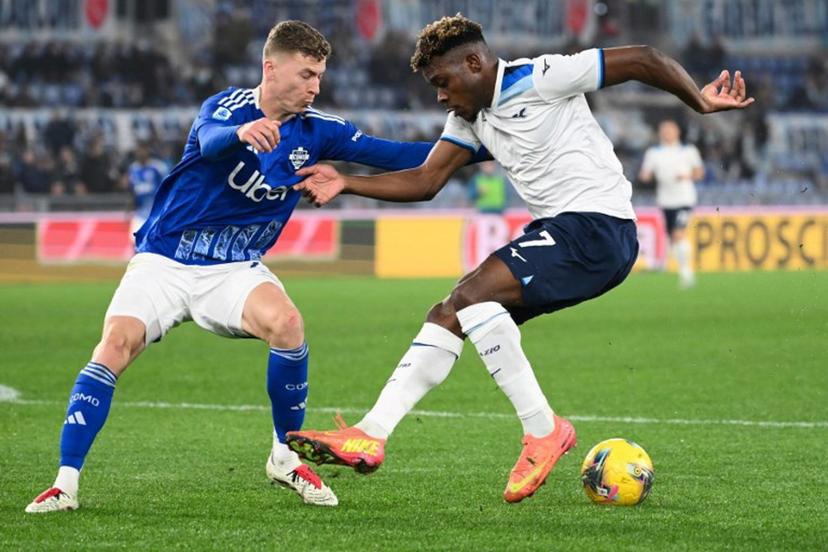 Lazio's Nigerian midfielder #07 Fisayo Dele-Bashiru (R) fights for the ball with Como's Belgian defender #77 Ignace Van der Brempt during the Italian Serie A football match between SS Lazio vs Como 1907 at the Olympic Stadium in Rome, on January 10, 2025.  Alberto PIZZOLI / AFP