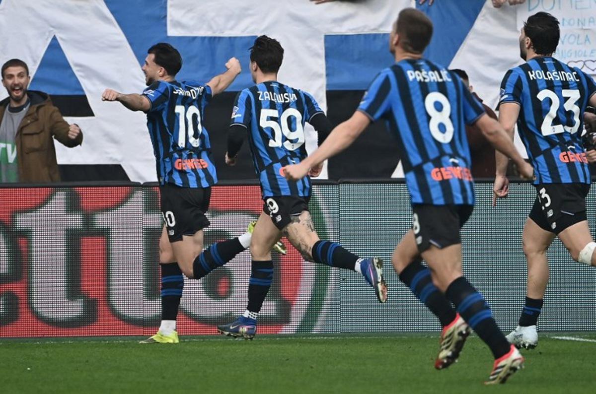 Atalanta's Serbian midfielder #10 Lazar Samardzic (L) celebrates after scoring his team's second goal during the Italian Serie A football match between Atalanta and Napoli at New Balance Arena in Bergamo on February 22, 2026.  Isabella BONOTTO / AFP