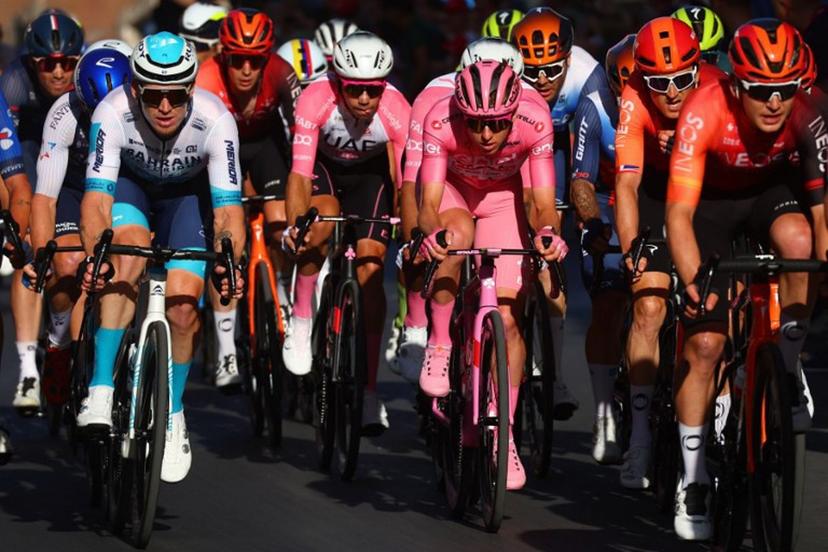 Team UAE's Slovenian rider Tadej Pogacarwearing the overall leader's pink jersey (C) cycles with the pack of riders (peloton) in the final kilometers of the 21st and last stage of the 107th Giro d'Italia cycling race, 125km from Rome to Rome on May 26, 2024.   Luca Bettini / AFP