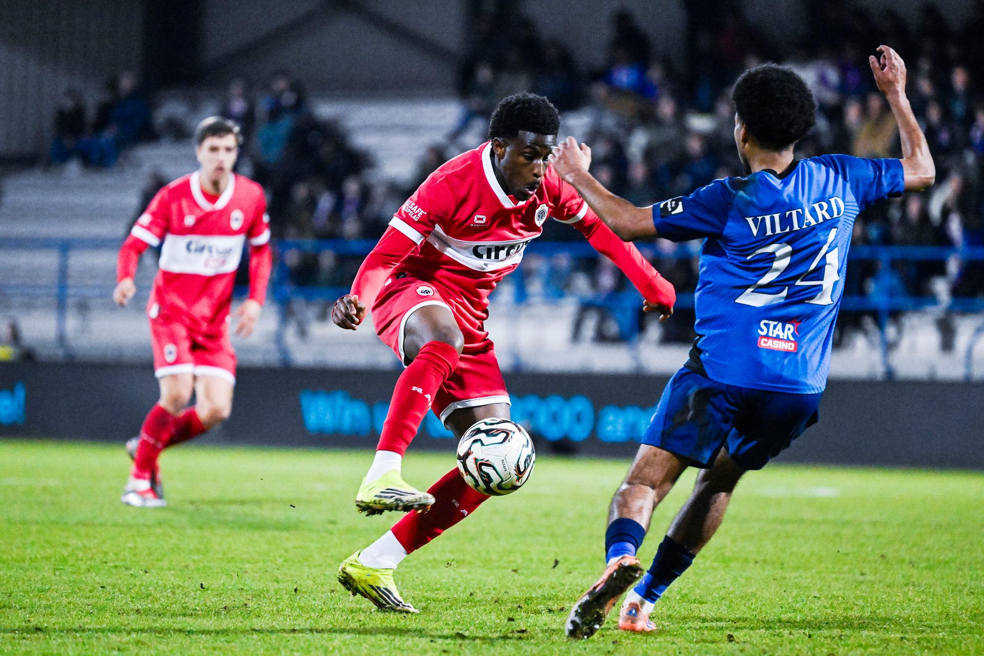 Antwerp's Isaac Babadi and Dender's Malcolm Viltard pictured in action during a soccer match between FCV Dender EH and Royal Antwerp FC, Sunday 18 January 2026 in Denderleeuw, on day 21 of the 2025-2026 'Jupiler Pro League' first division of the Belgian championship. BELGA PHOTO TOM GOYVAERTS