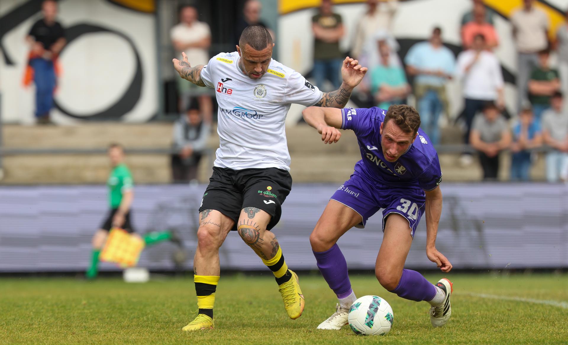 Lokeren's Radja Nainggolan and Patro Eisden's Simon Bammens fight for the ball during a soccer match between KSC Lokeren-Temse and Patro Eisden Maasmechelen, Saturday 03 May 2025 in Lokeren, a final first leg game in the Promotion Play-off of the 2024-2025 'Challenger Pro League' 1B second division of the Belgian championship. BELGA PHOTO VIRGINIE LEFOUR