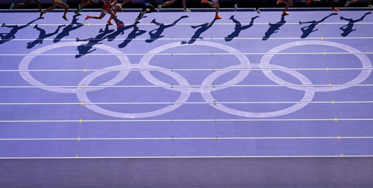 Athletes compete in the women's 1500m heat of the athletics event at the Paris 2024 Olympic Games at Stade de France in Saint-Denis, north of Paris, on August 6, 2024.  Kirill KUDRYAVTSEV / AFP
