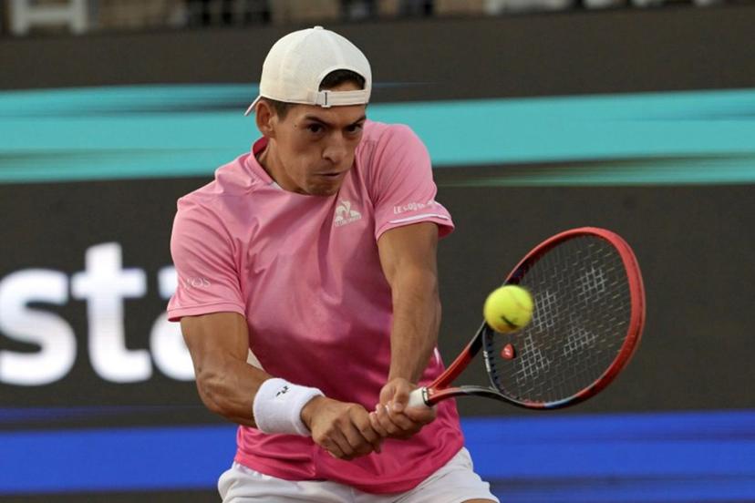 Argentina's Sebastian Baez returns the ball Serbia'a Laslo Djere during their ATP Santiago Open men's singles tennis final match at the Club San Carlos de Apoquindo in Santiago on March 2, 2025.  RODRIGO ARANGUA / AFP