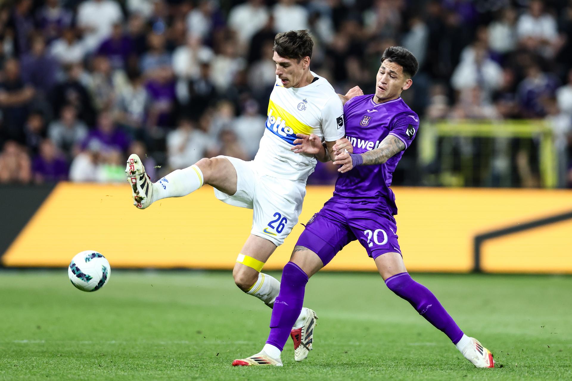 Union's Ross Sykes and Anderlecht's Luis Vazquez fight for the ball during a soccer match between RSC Anderlecht and Royale Union Saint-Gilloise, Saturday 10 May 2025 in Brussels, on day 8 (out of 10) of the Champions' Play-offs of the 2024-2025 'Jupiler Pro League' first division of the Belgian championship. BELGA PHOTO BRUNO FAHY