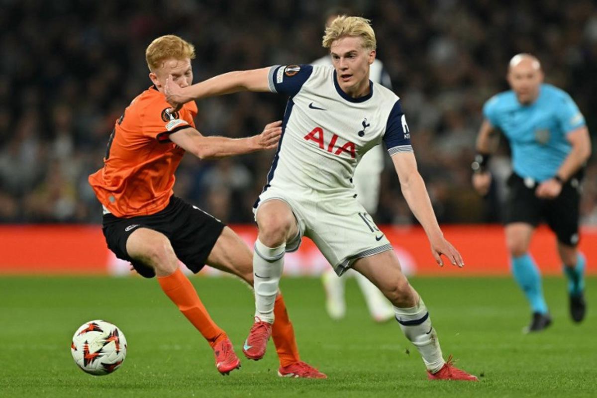Eintracht Frankfurt's Sweden's midfielder #16 Hugo Larsson (L) vies with Tottenham Hotspur's Swedish midfielder #15 Lucas Bergvall during the UEFA Europa League quarter-final football match between Tottenham Hotspur and Eintracht Frankfurt at the Tottenham Hotspur Stadium in London, on April 10, 2025.  Glyn KIRK / AFP