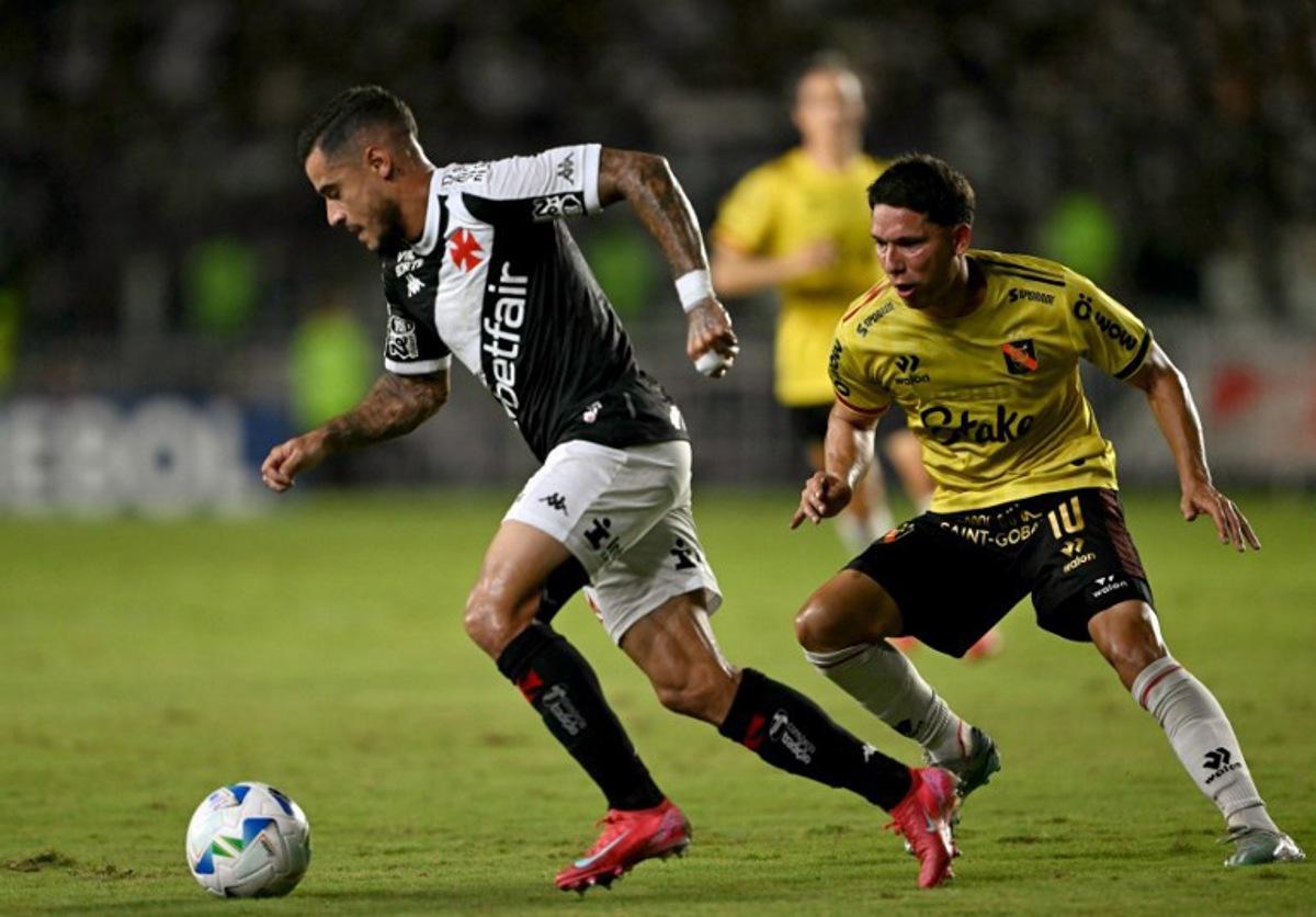 Vasco da Gama's midfielder #11 Philippe Coutinho (L) and Melgar's Argentine midfielder #10 Tomas Martinez fight for the ball during the Copa Sudamericana group stage football match between Brazil's Vasco da Gama and Peru's Melgar at the Sao Januario stadium in Rio de Janeiro, Brazil, on May 27, 2025.  Mauro PIMENTEL / AFP