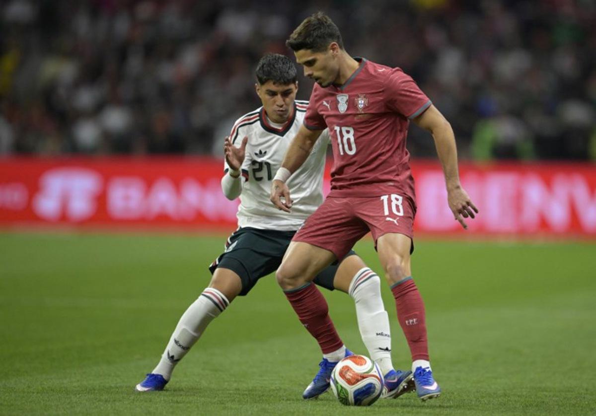 Mexico's defender #21 Everardo Lopez del Villar and Portugal's midfielder #18 Pedro Neto fight for the ball during a friendly football match between Mexico and Portugal at the Banorte (formerly known as Azteca) Stadium in Mexico City on March 28, 2026.  Alfredo ESTRELLA / AFP