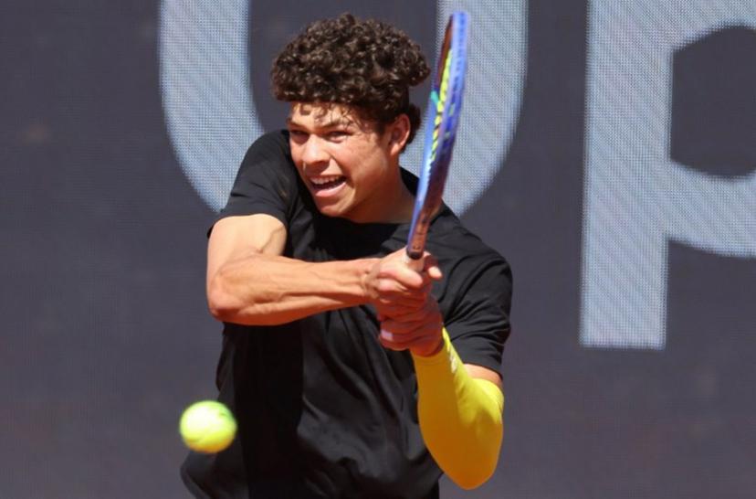US Ben Shelton returns a ball to Argentina's Francisco Cerundolo during their men's singles semi-final match of the ATP Munich Open tennis tournament in Munich, southern Germany on April 19, 2025.  Alexandra BEIER / AFP