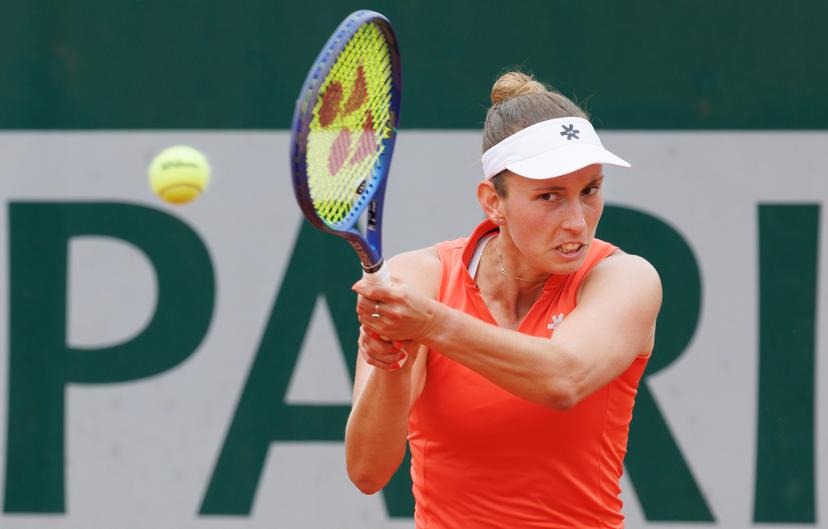 Belgian Elise Mertens pictured in action during a doubles tennis match between Belgian-Russian pair Mertens-Kudermetova and Italian-US pair Bronzetti-Li, in the third round of the women's doubles at the Roland Garros Grand Slam tennis tournament, Sunday 01 June 2025 in Paris, France. The 2025 edition of Roland Garros takes place from May 24th to June 8th 2025. BELGA PHOTO BENOIT DOPPAGNE