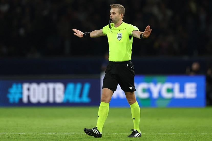 Swedish referee Glenn Nyberg indicates no penalty after consulting the video assistance during the UEFA Champions League, League phase - Matchday 3, football match between Paris Saint-Germain (PSG) and PSV Eindhoven at the Parc des Princes Stadium in Paris, on October 22, 2024.   FRANCK FIFE / AFP