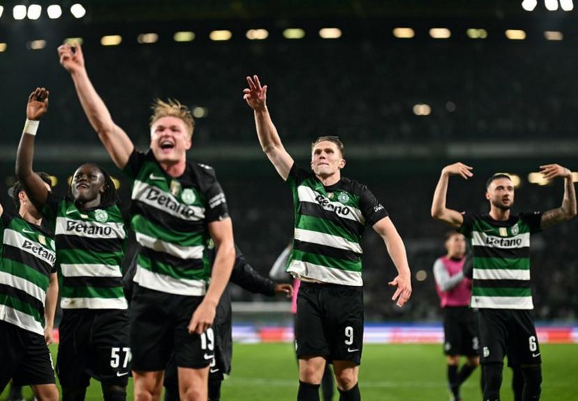 Sporting Lisbon's Swedish forward #09 Viktor Gyokeres and teammates celebrate victory at the end of the Portuguese League football match between Sporting CP and Gil Vicente FC at Jose Alvalade stadium in Lisbon, on May 4, 2025.  PATRICIA DE MELO MOREIRA / AFP
