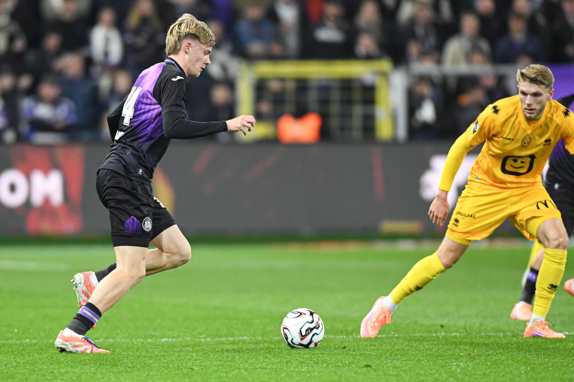 Anderlecht's Nathan De Cat and Mechelen's Mathis Servais pictured in action during a soccer match between RSC Anderlecht and KV Mechelen, Saturday 01 November 2025 in Anderlecht, on day 13 of the 2025-2026 'Jupiler Pro League' first division of the Belgian championship. BELGA PHOTO JILL DELSAUX