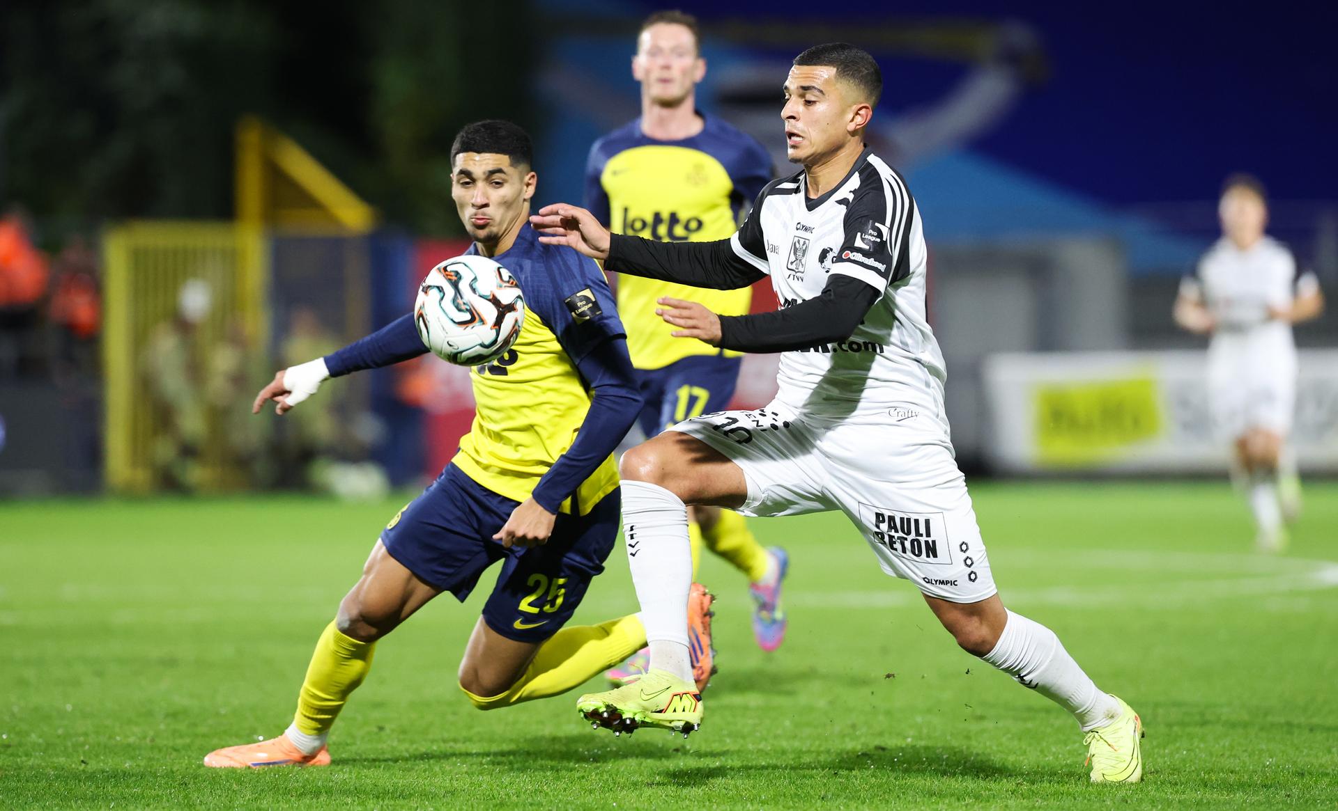 Union's Kevin Mac Allister and STVV's Keisuke Goto fight for the ball during a soccer match between Royale Union Saint-Gilloise and Sint-Truidense VV, Sunday 26 October 2025 in Brussels, on day 12 of the 2025-2026 'Jupiler Pro League' first division of the Belgian championship. BELGA PHOTO VIRGINIE LEFOUR