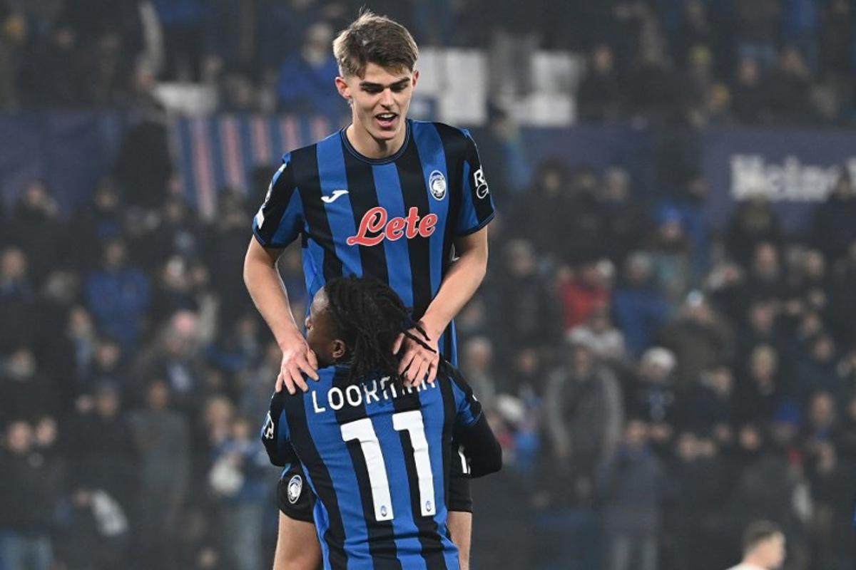 Atalanta's Nigerian forward #11 Ademola Lookman celebrates with Atalanta's Belgian midfielder #17 Charles De Ketelaere after scoring his team's fourth goal during the UEFA Champions League football match between Atalanta and Sturm Graz at the Gewiss Stadium in Bergamo, on January 21, 2025.  Isabella BONOTTO / AFP