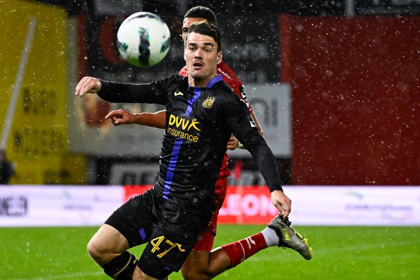 RSCA Futures' Lucas Lissens and Essevee's Zinho Gano fight for the ball during a soccer match between SV Zulte Waregem and RSCA Futures, Saturday 25 November 2023 in Waregem, on day 13/30 of the 2023-2024 'Challenger Pro League' second division of the Belgian championship. BELGA PHOTO LAURIE DIEFFEMBACQ