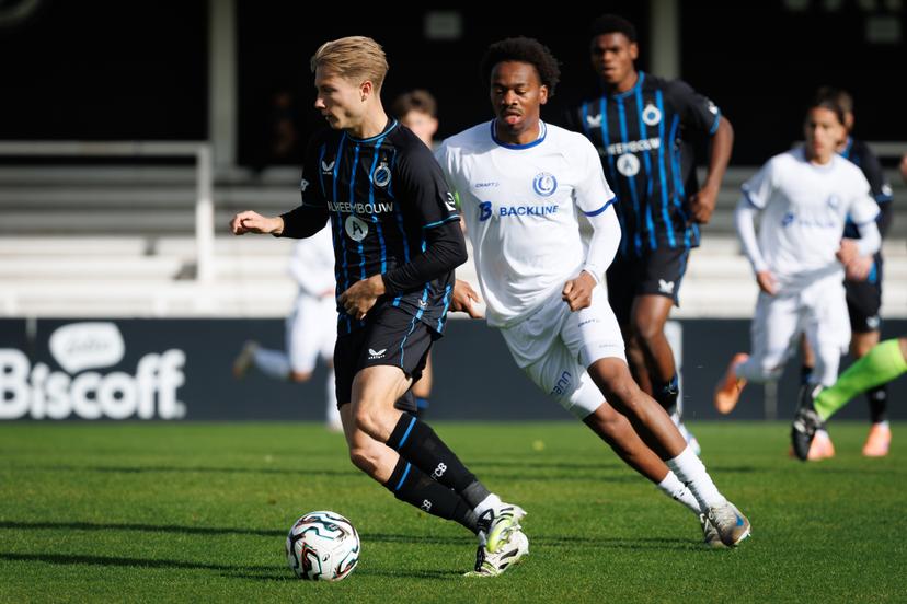 Club's Jano Willems and Jong Gent's David Mukuna fight for the ball during fight for the ball during a soccer game between Club NXT and Jong KAA Gent, Saturday 04 October 2025 in Roeselare, on day 9 of the 2025-2026 'Challenger Pro League' 1B second division of the Belgian championship. BELGA PHOTO KURT DESPLENTER