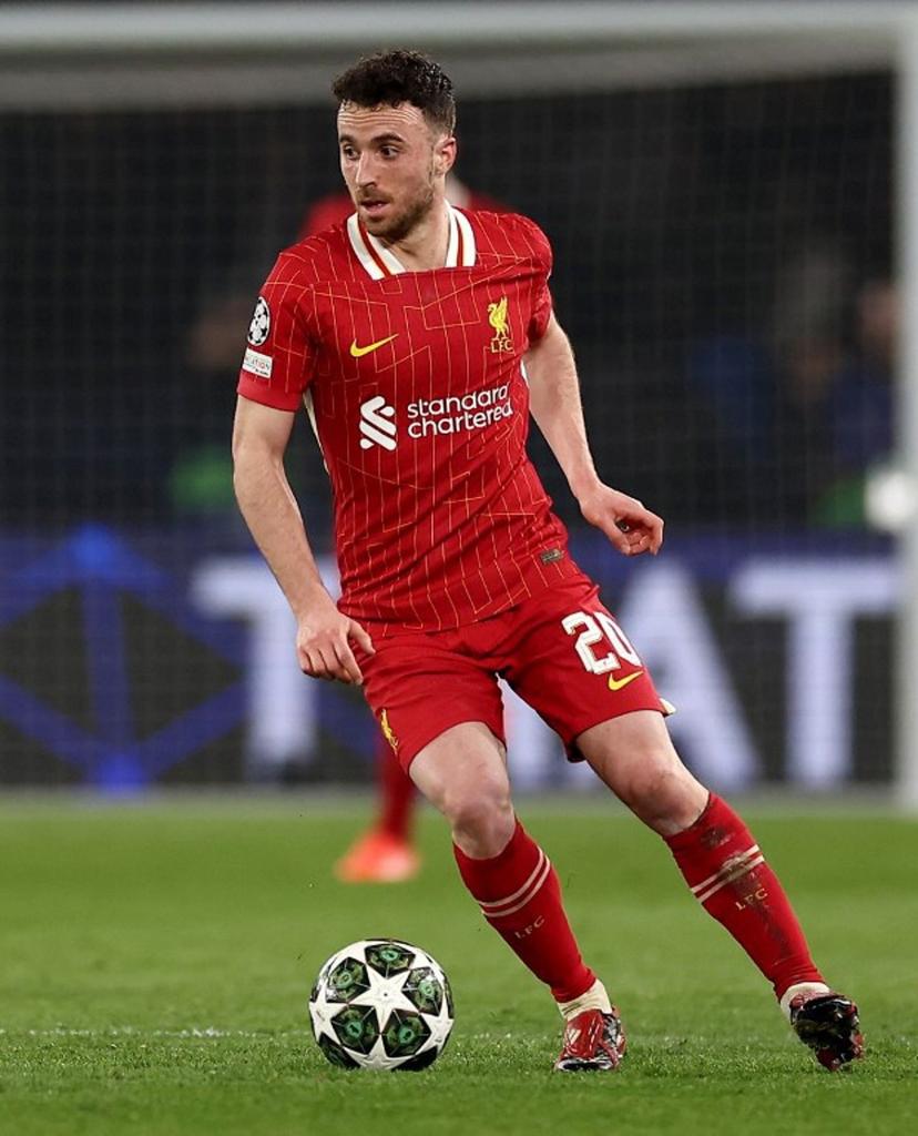 Liverpool's Portuguese midfielder #20 Diogo Jota controls the ball during the UEFA Champions League Round of 16 first leg football match between Paris Saint-Germain (FRA) and Liverpool (ENG) at the Parc des Princes stadium in Paris on March 5, 2025.  FRANCK FIFE / AFP