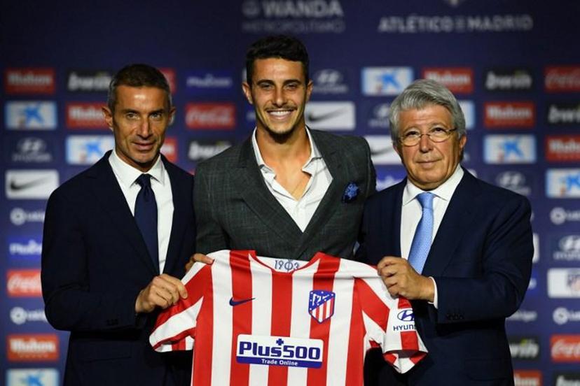 Atletico Madrid's new Spanish defender Mario Hermoso poses with his new jersey next to the Spanish football club's president Enrique Cerezo (R) and sports director Andrea Berta (L) during his official presentation at the Wanda Metropolitano stadium in Madrid on July 18, 2019.  GABRIEL BOUYS / AFP
