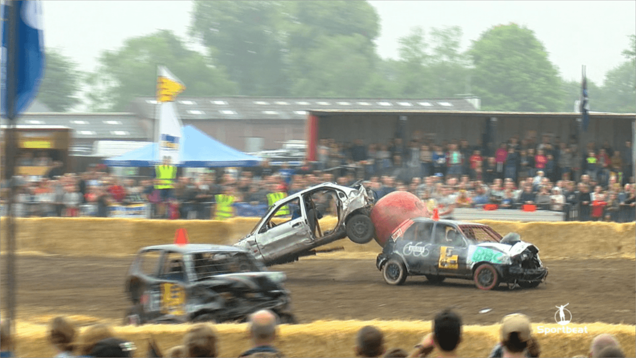 Autovoetbal al gezien....? Bekijk het hier....