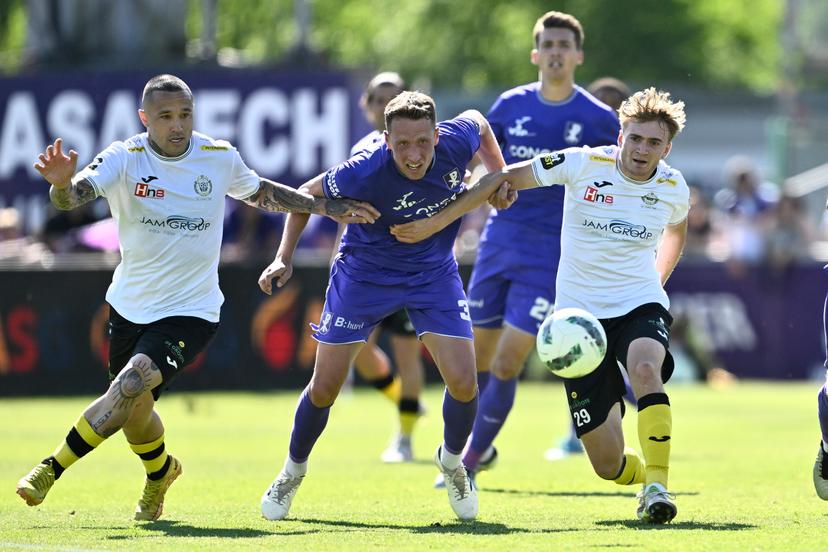 Lokeren's Radja Nainggolan, Patro Eisden's Simon Bammens and Lokeren's Andreas Spegelaere fight for the ball during a soccer match between Patro Eisden Maasmechelen and KSC Lokeren-Temse, Sunday 11 May 2025 in Lokeren, the return leg in the Promotion Play-off finals of the 2024-2025 'Challenger Pro League' 1B second division of the Belgian championship. BELGA PHOTO JOHAN EYCKENS