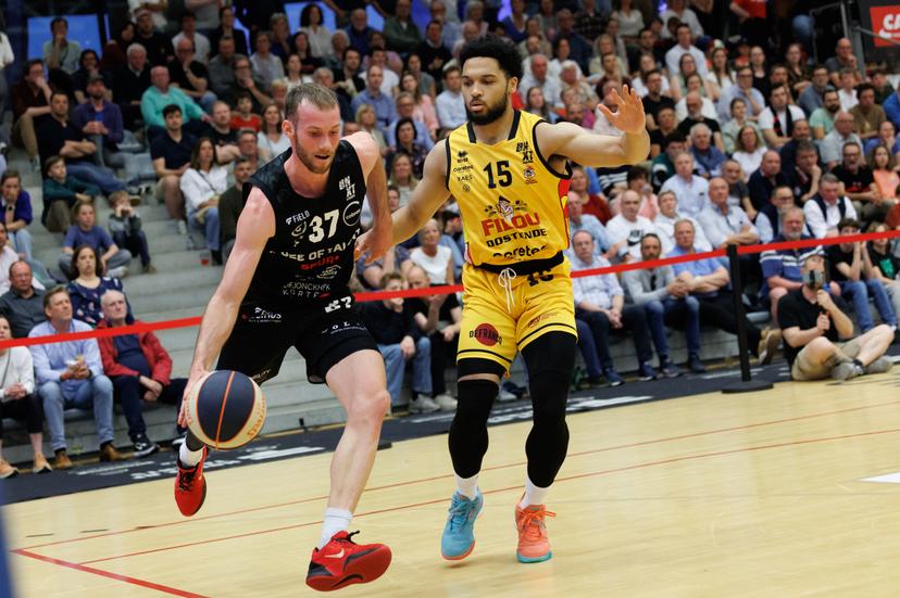 Kortrijk's Leon Stergar and Oostende's Caleb Daniels fight for the ball during a basketball match between House of Talents Spurs Kortrijk and BC Oostende, Friday 04 April 2025 in Kortrijk, on day 31 of the 'BNXT League' Belgian/ Dutch first division basket championship. BELGA PHOTO KURT DESPLENTER