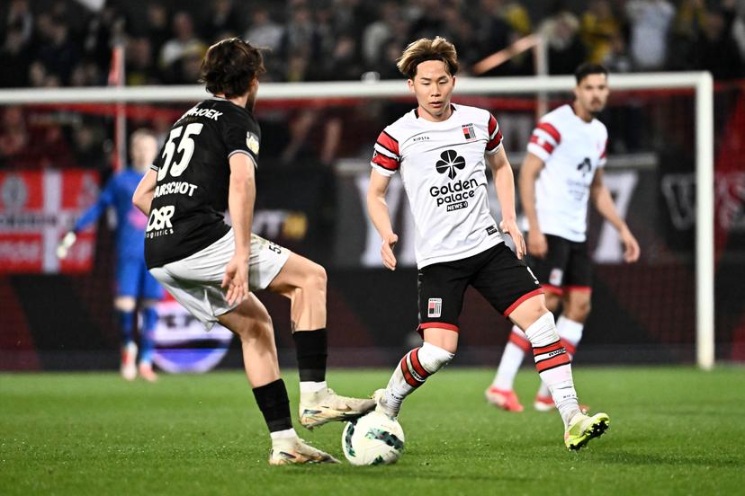Lokeren's Sam Van Aerschot and Rwdm's Abe Shuto fight for the ball during a soccer match between RWD Molenbeek and Lokeren-Temse, Sunday 09 March 2025 in Brussels, on day 25 of the 2024-2025 'Challenger Pro League' second division of the Belgian championship. BELGA PHOTO MAARTEN STRAETEMANS