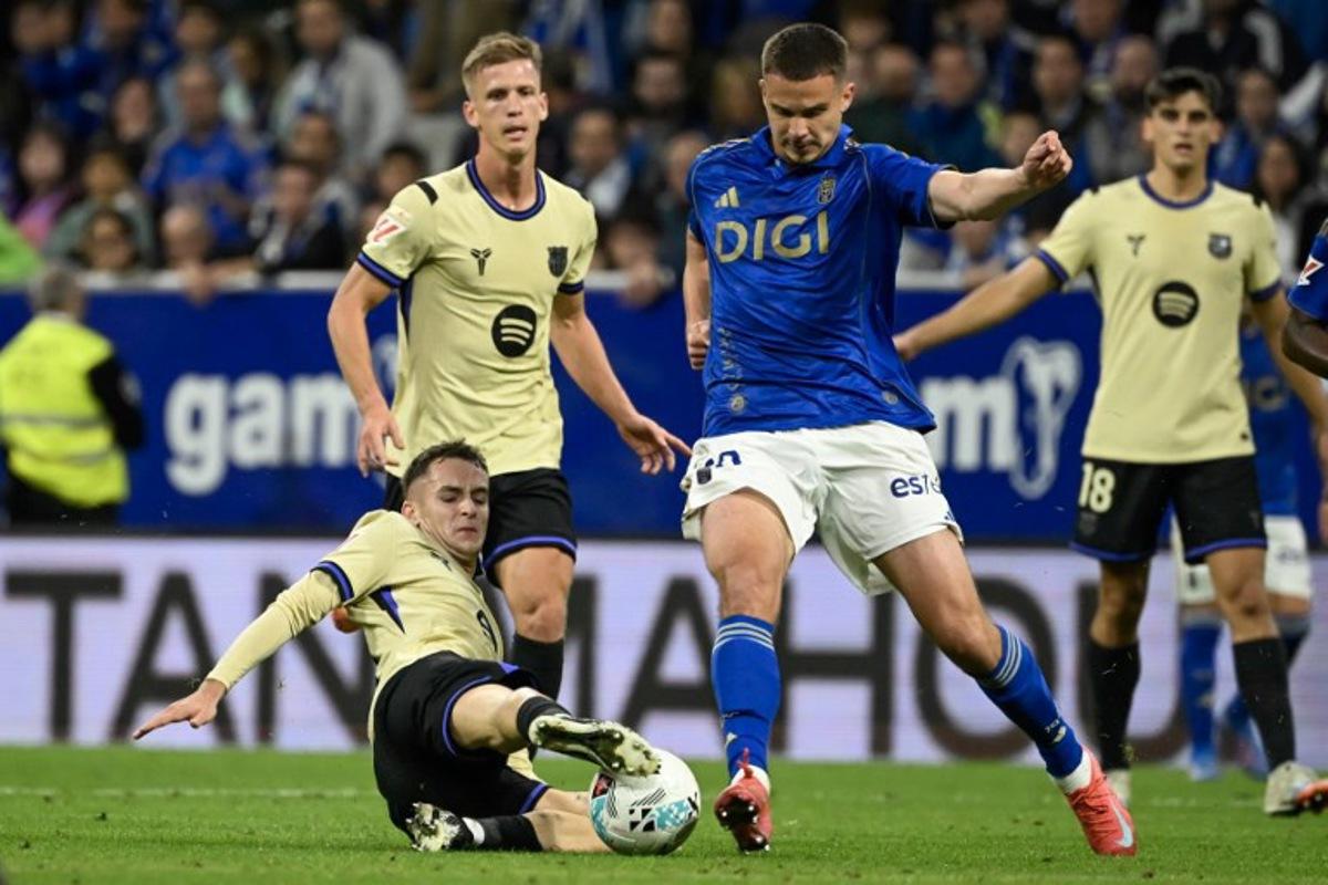 Barcelona's Spanish midfielder #17 Marc Casado (L) vies for the ball with Real Oviedo's Belgian midfielder #20 Leander Dendoncker during the Spanish league football match between Real Oviedo and FC Barcelona at the Carlos Tartiere stadium in Oviedo on September 25, 2025.  Miguel RIOPA / AFP